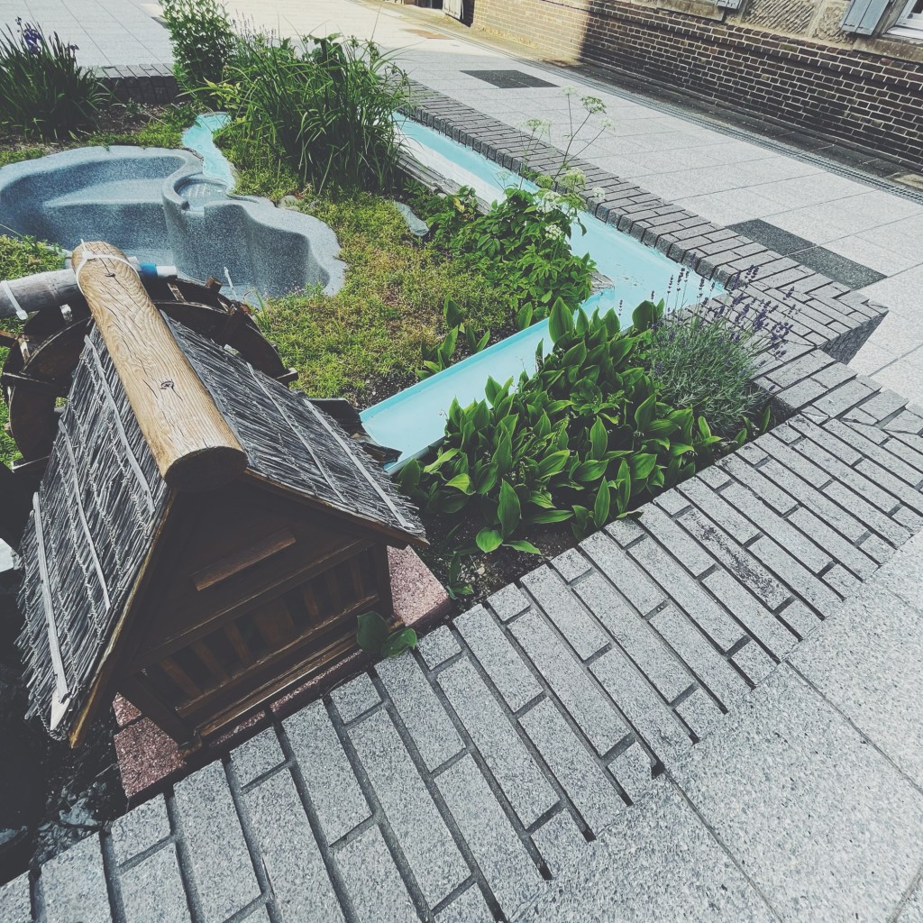 博物館の中庭にて（2022年）